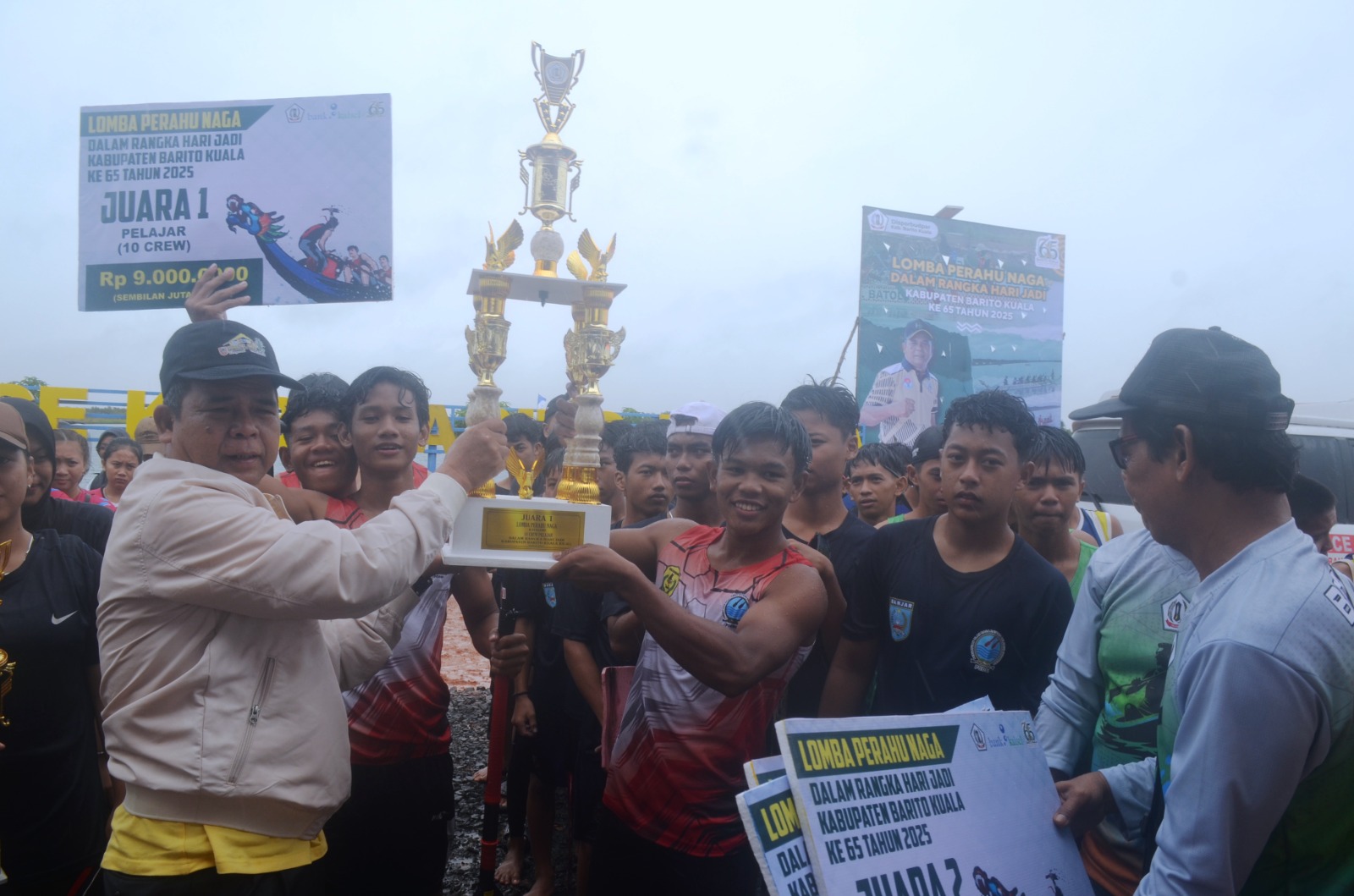 Banjarmasin Juara Umum Lomba Dayung Perahu Naga di Batola