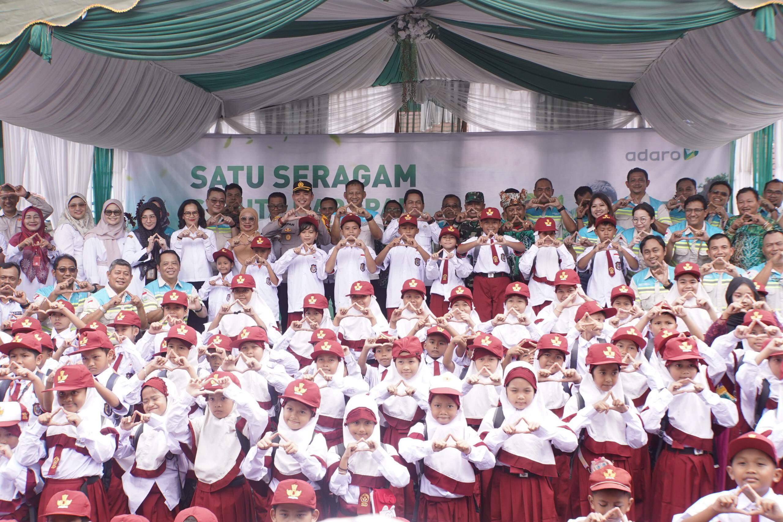 Adaro Berikan Seragam Sekolah Untuk 2.504 Pelajar di Balangan