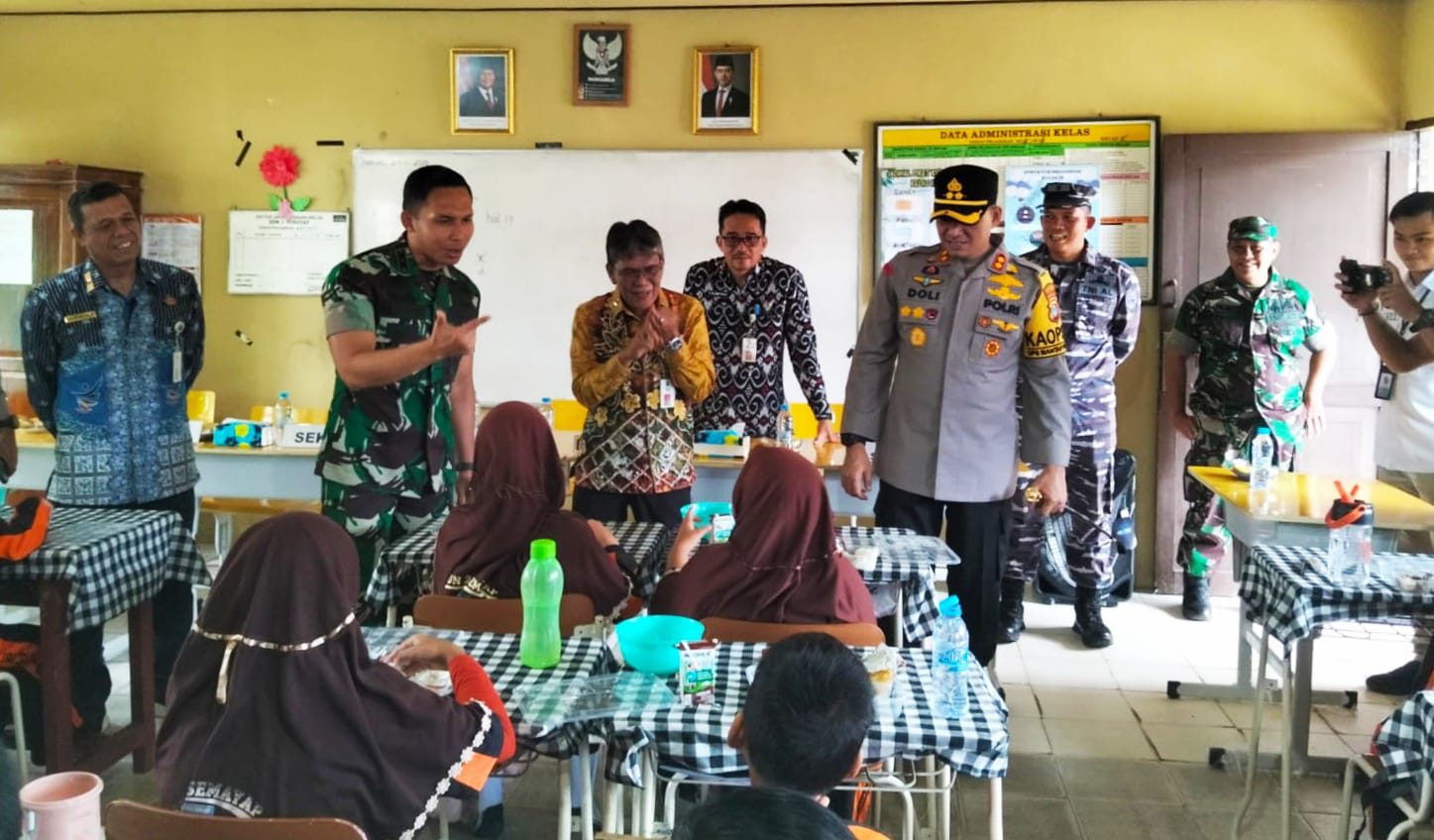 Uji Coba 354 Porsi Makan Bergizi Gratis Untuk Pelajar di Kotabaru