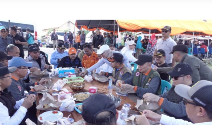 Gubernur Muhidin Makan Bareng Warga Terdampak Banjir di Mandastana