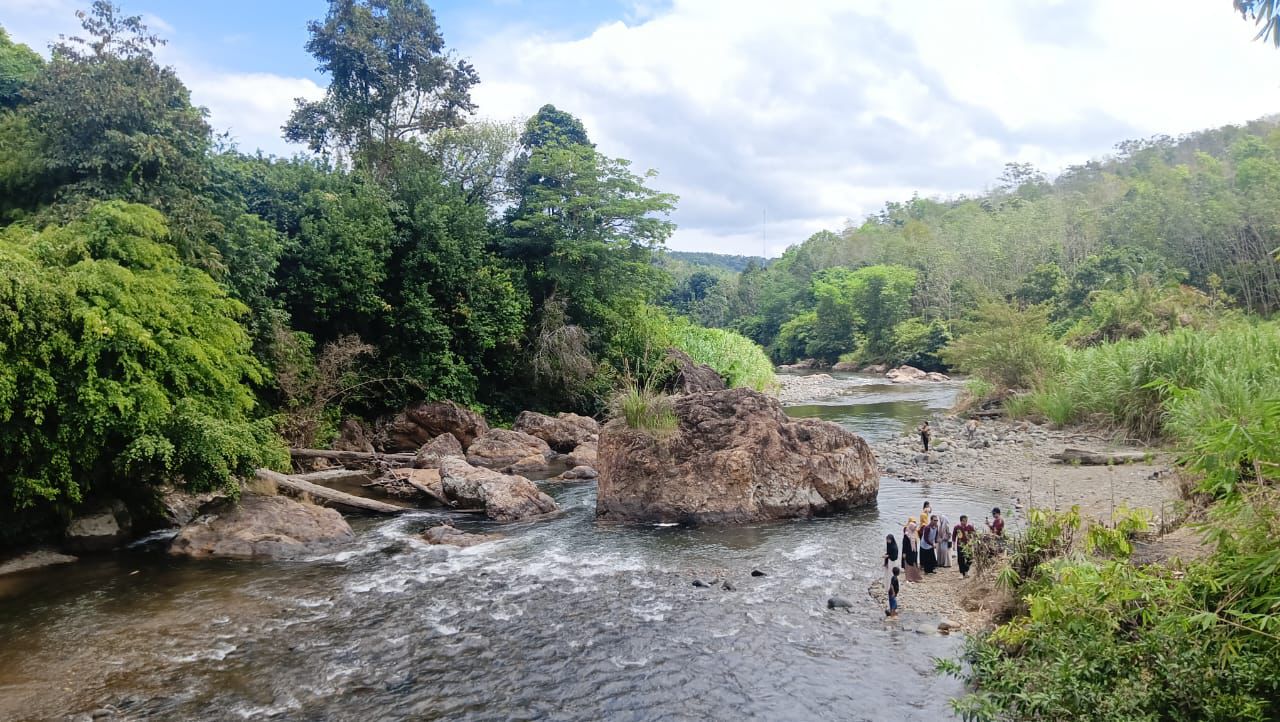 Pesona Wisata Alam Batu Ajung di Kaki Gunung Hauk Balangan