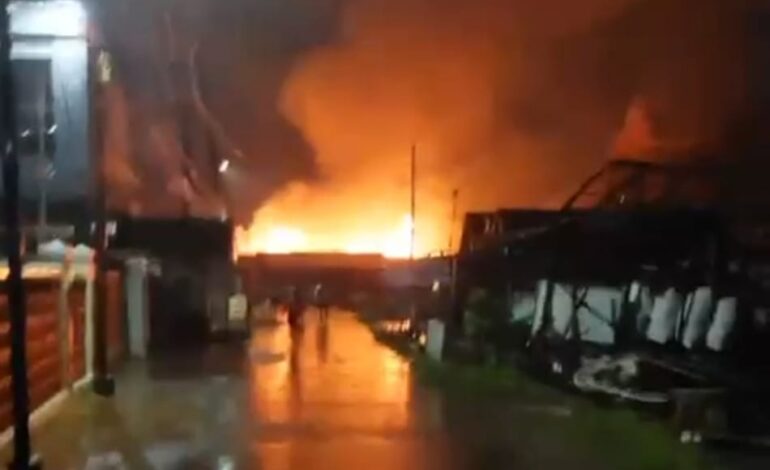 Kebakaran Hanguskan Rumah dan Warung saat Hujan Deras di Banjarmasin