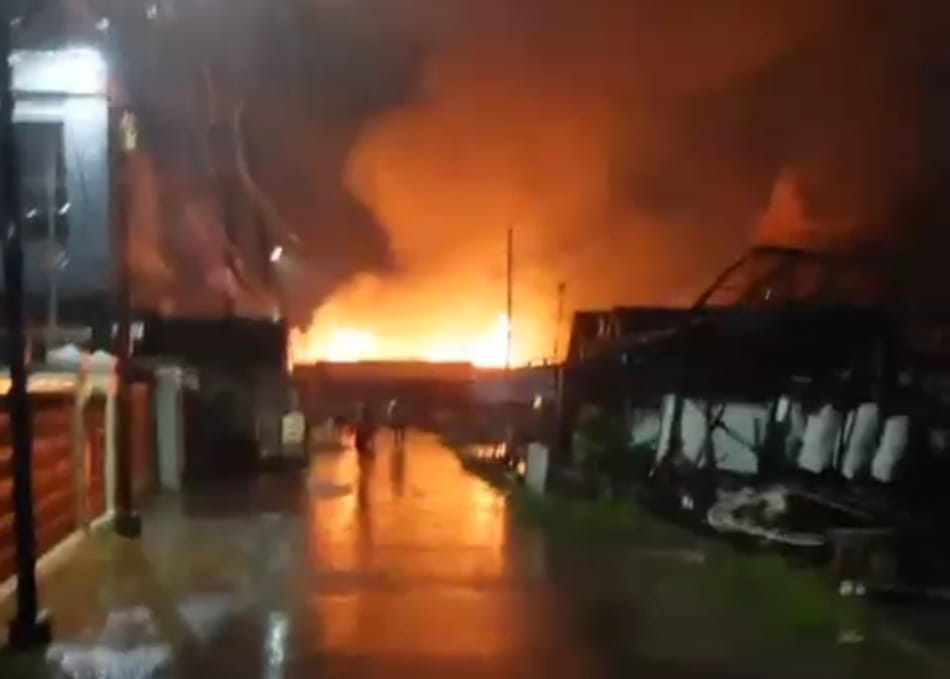 Kebakaran Hanguskan Rumah dan Warung saat Hujan Deras di Banjarmasin