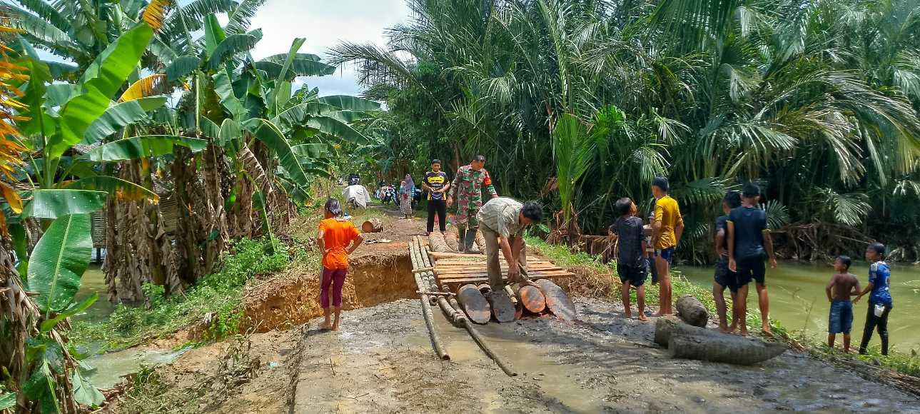 Masyarakat Masiraan dan Babinsa Gotong Royong Bangun Jembatan Darurat