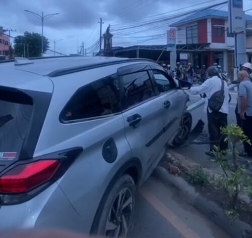 Sebuah Mobil Tiba-tiba Nyelonong Hantam Tiang Listrik
