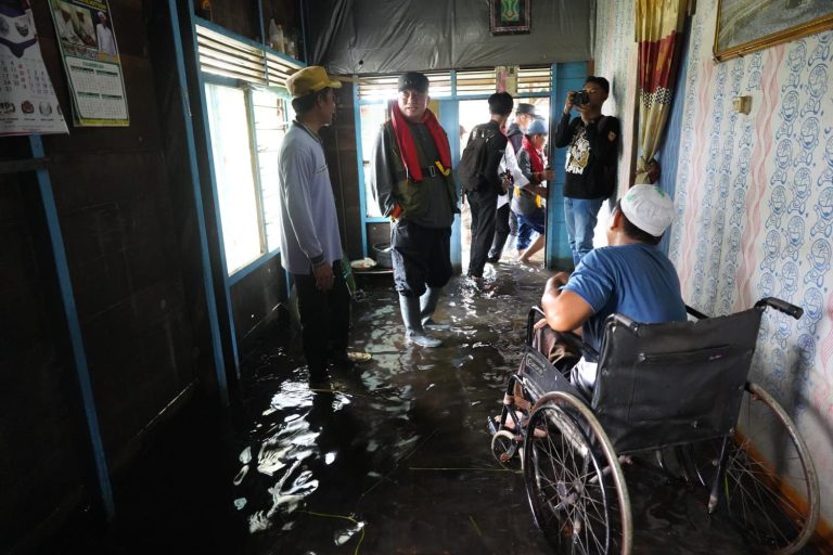 Muhidin Kunjungi Warga Terdampak Banjir di Barito Kuala