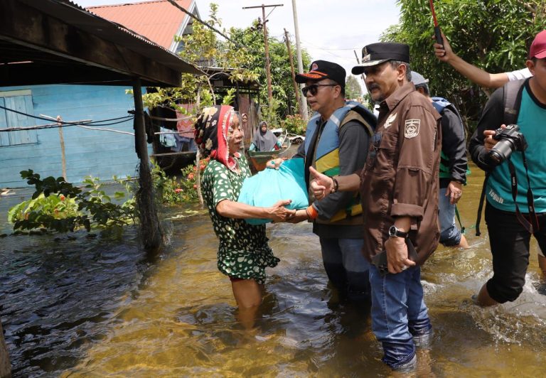 Plh Sekda Kalsel Salurkan Bantuan Untuk Masyarakat Terdampak Banjir di TaLa