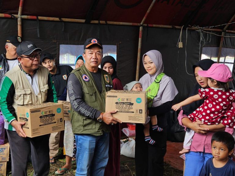 Gubernur Kalsel Serahkan Bantuan Warga Terdampak Banjir di Pengayuan