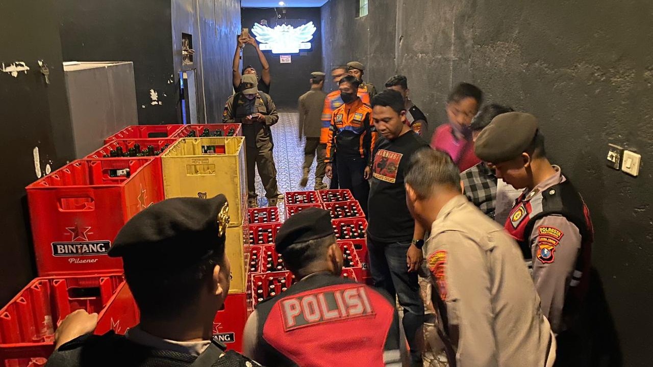 Tim Gabungan Razia Tempat Karaoke, Ratusan Botol Miras Disita