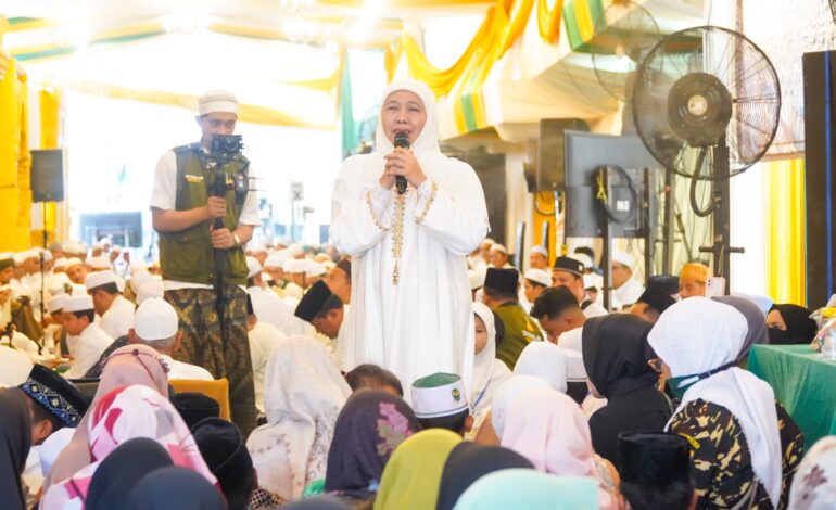 Khofifah Hadiri Haul Akbar Sulthonul Auliya dan Santunan 2.487 Anak Yatim