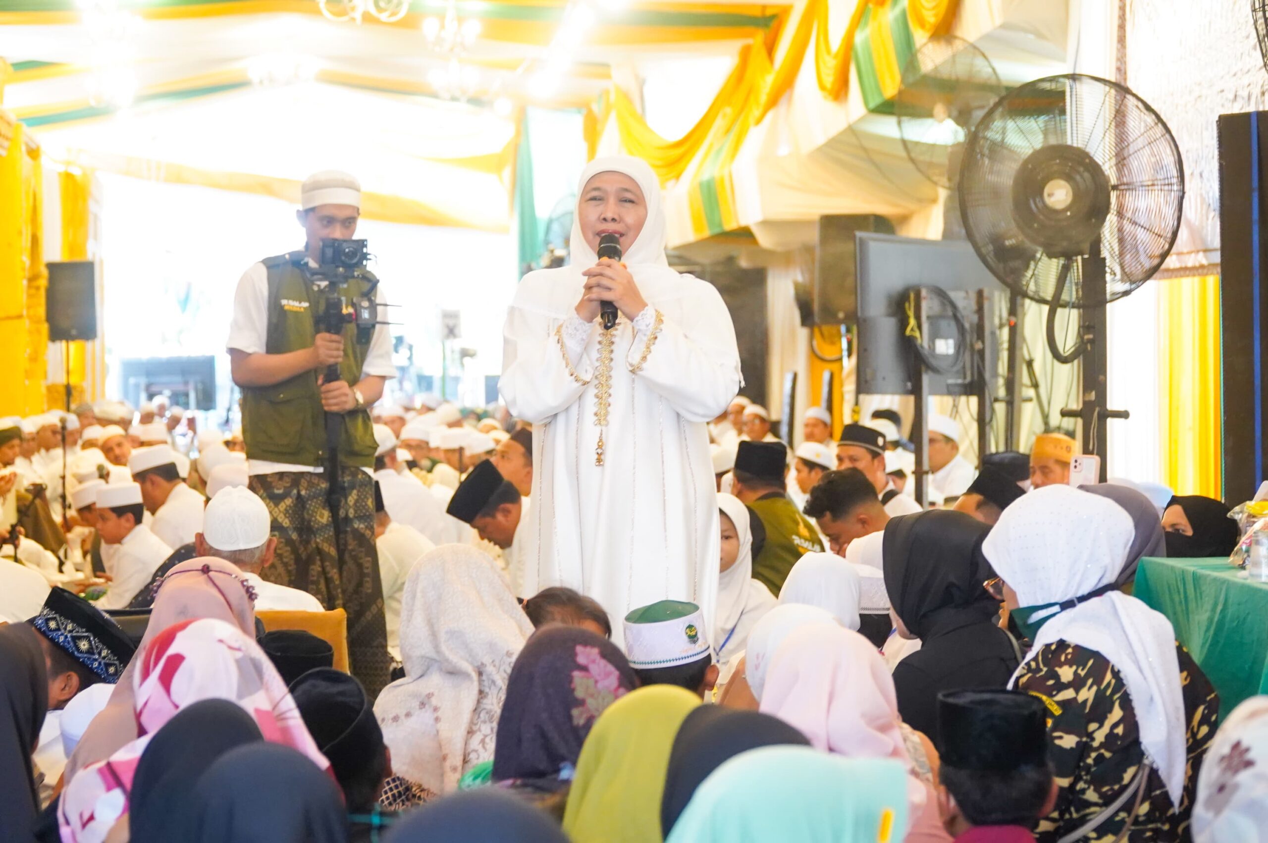 Khofifah Hadiri Haul Akbar Sulthonul Auliya dan Santunan 2.487 Anak Yatim