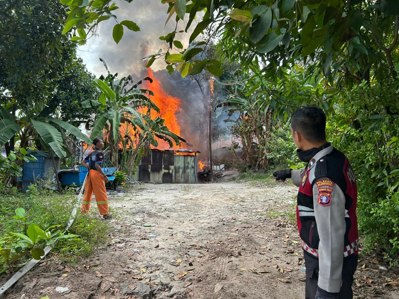 Satsamapta Polresta Palangka Raya Tangani Kebakaran di Taman Tugu Ir. Soekarno