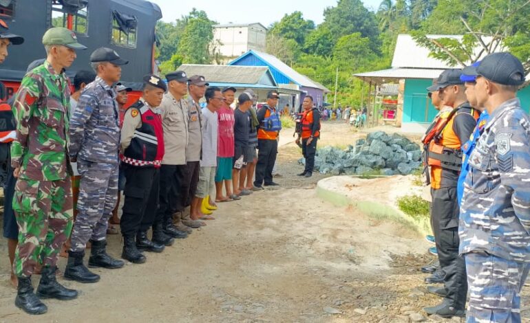 Petugas Gabungan Evakuasi Nelayan Yang Tewas di Perairan Lontar Utara