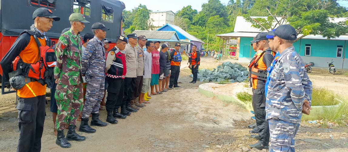 Petugas Gabungan Evakuasi Nelayan Yang Tewas di Perairan Lontar Utara