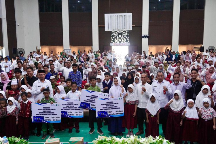 Pemkab Balangan Menyerahkan Kartu Balangan Pintar ke Pelajar