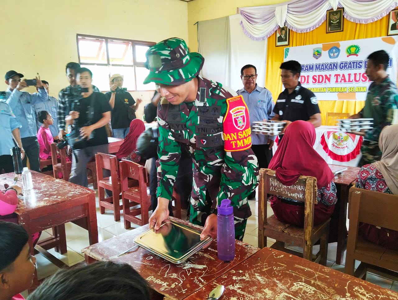 Satgas TMMD Ke-123 Uji Coba Makan Bergizi Gratis di Desa Talusi