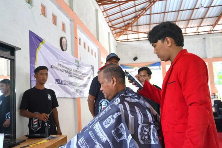 Pemuda Balangan Ikut Pelatihan Cukur Rambut