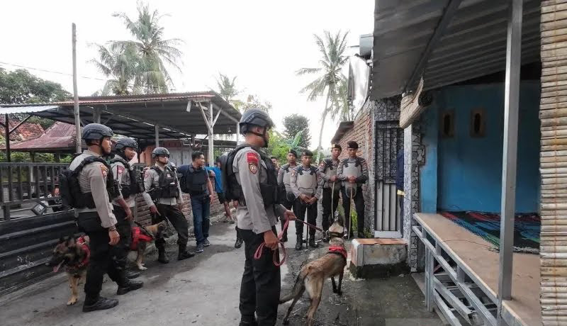Polisi Terjunkan K-9 Gerebek Kampung Narkoba, Amankan 29 Gram Sabu dan 25 Tersangka