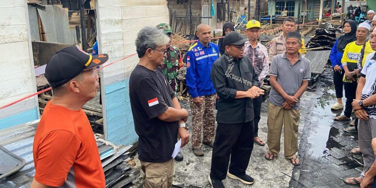 Pemkab HST Salurkan Bantuan Korban Kebakaran di Barabai Darat