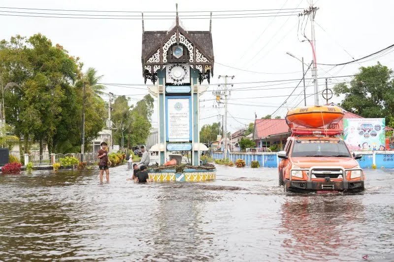 Evakuasi Ibu Hamil Melahirkan Saat Banjir di Mempawah