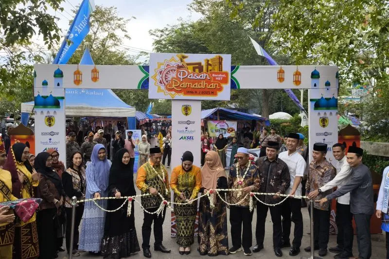 Bupati HST Buka Pasar Ramadan Untuk Tingkatkan UMKM Kuliner Tradisional