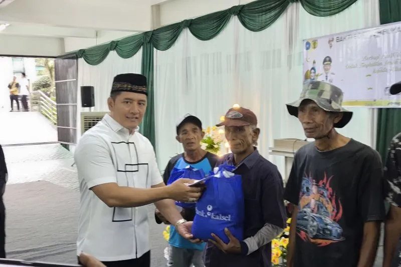Kejari HST Berbagi 150 Paket Ramadan ke Pengayuh Becak dan Masyarakat