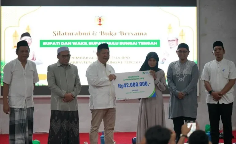 Bupati HST Serahkan THR ke Perangkat Desa dan BPD se-Kabupaten HST