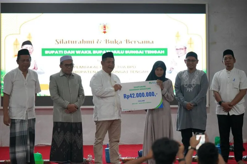 Bupati HST Serahkan THR ke Perangkat Desa dan BPD se-Kabupaten HST