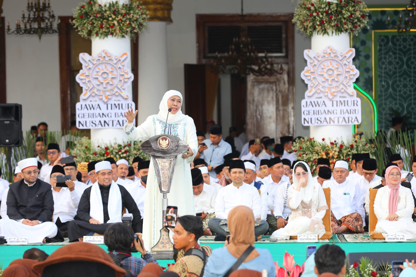 Ribuan Masyarakat Ikut Tasyakuran dan Doa Bersama di Grahadi