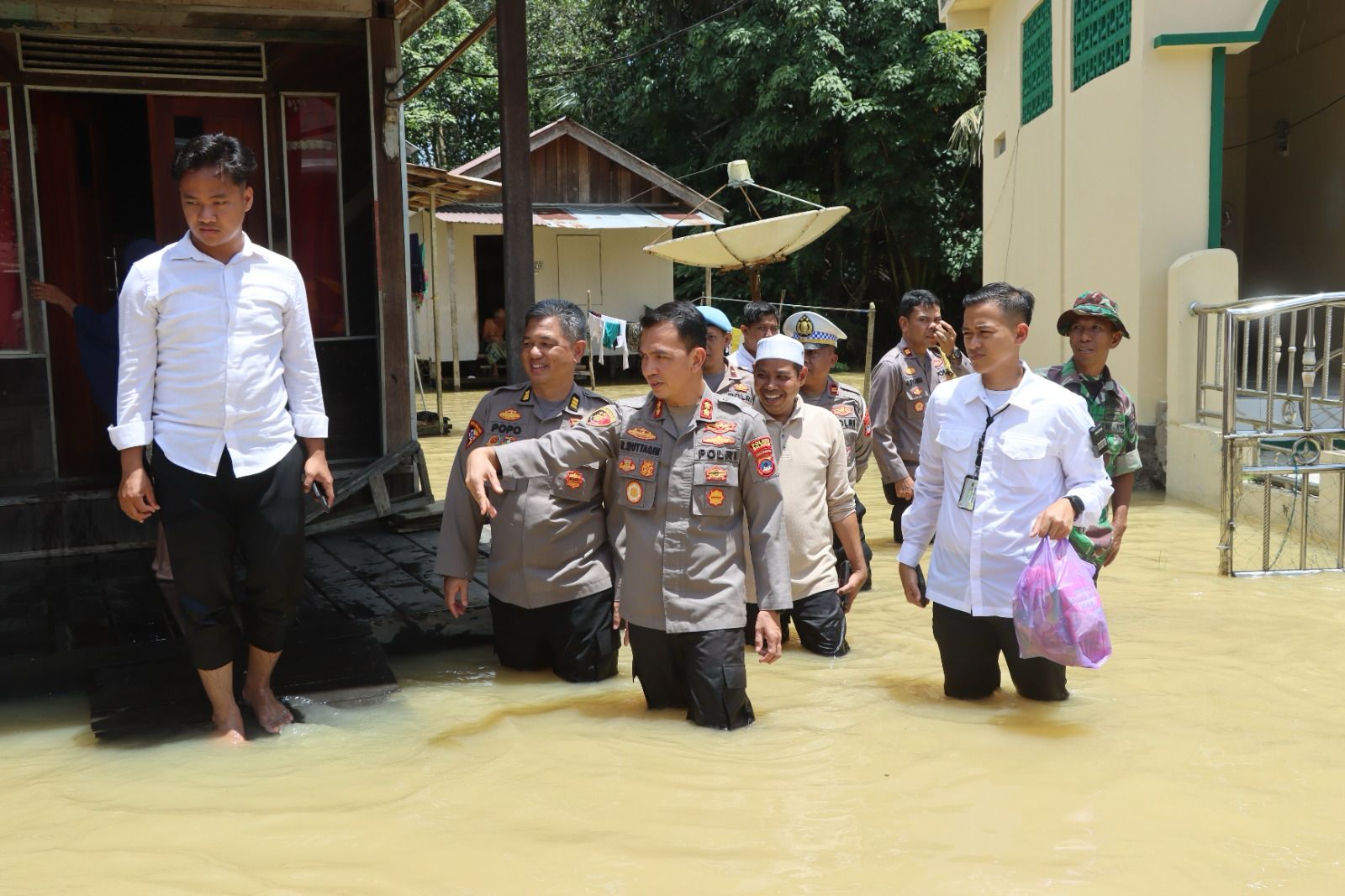 Kapolres Balangan Salurkan Bantuan Untuk Korban Banjir Dua Kecamatan
