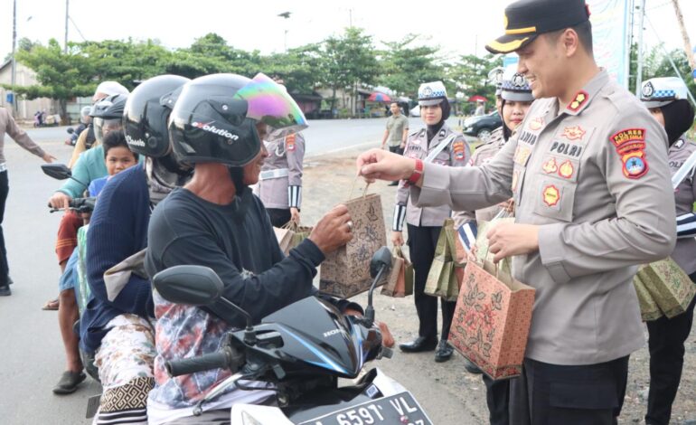 Pererat Silaturahmi , Kapolres Batola Berbagi Takjil Ramadan