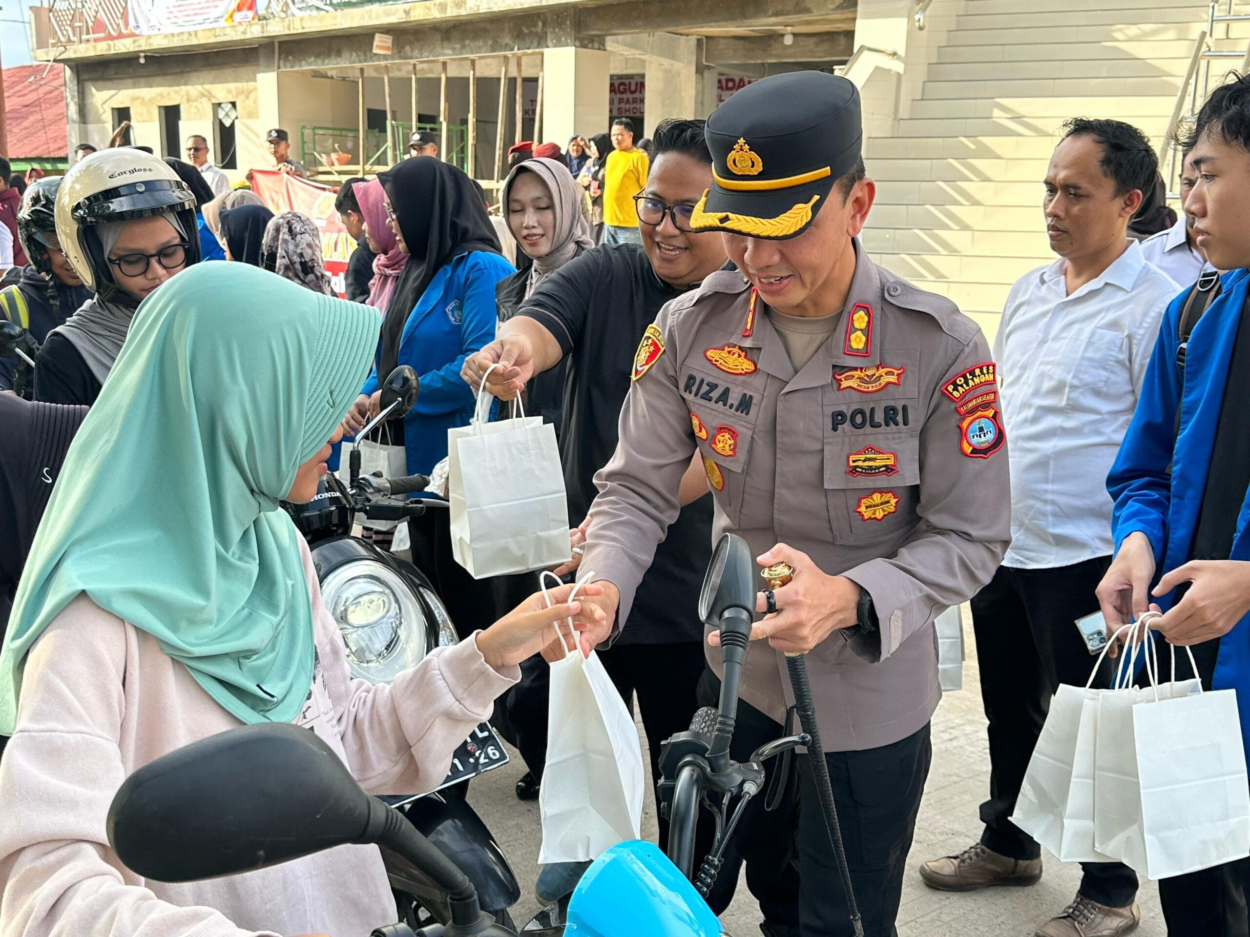 Polres Balangan dan Universitas Sapta Mandiri Berbagi Takjil Gratis