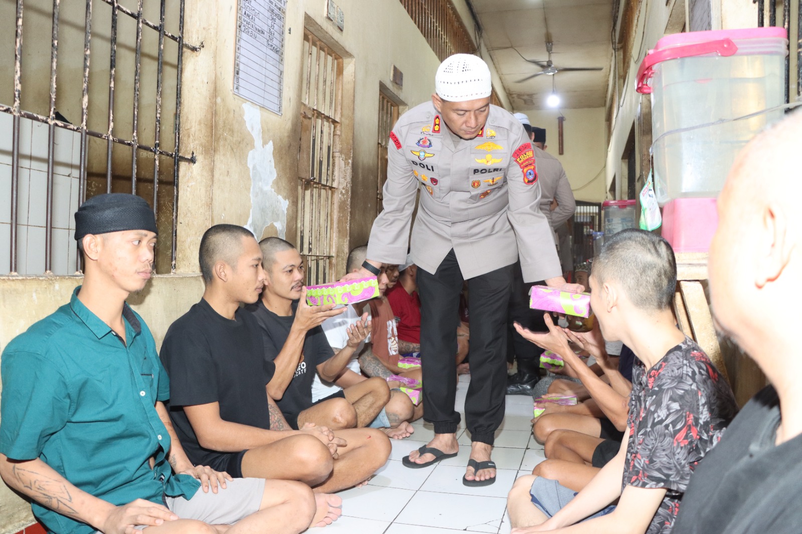 Kapolres Kotabaru Buka Puasa Bersama Tahanan
