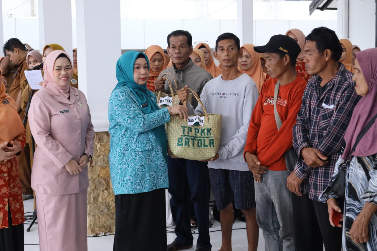 PKk, GOW dan DWP Barito Kuala Berbagi Paket Sembako ke Masyarakat