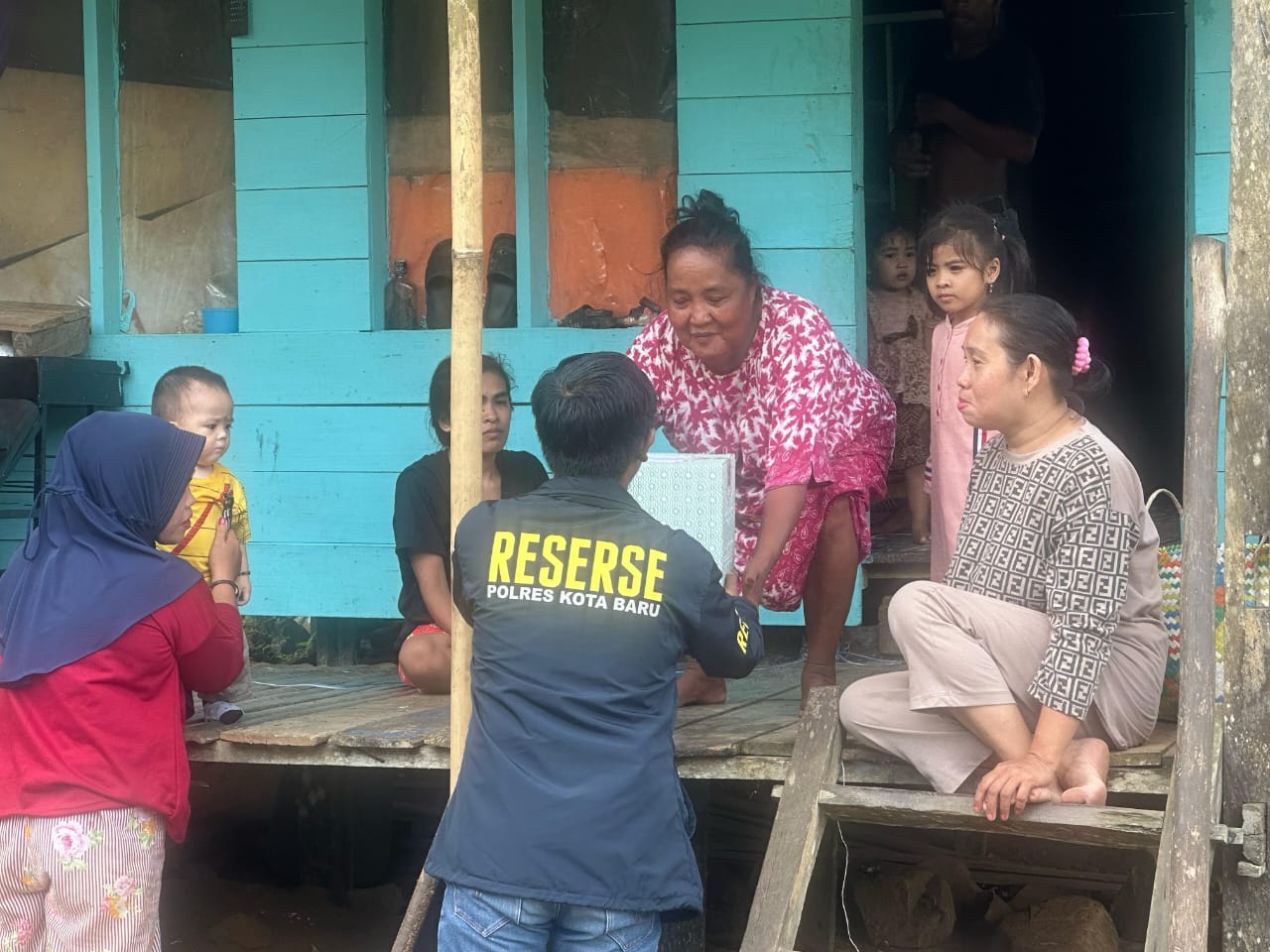 Satreskrim Kotabaru Berbagi Bingkisan Lebaran ke Masyarakat