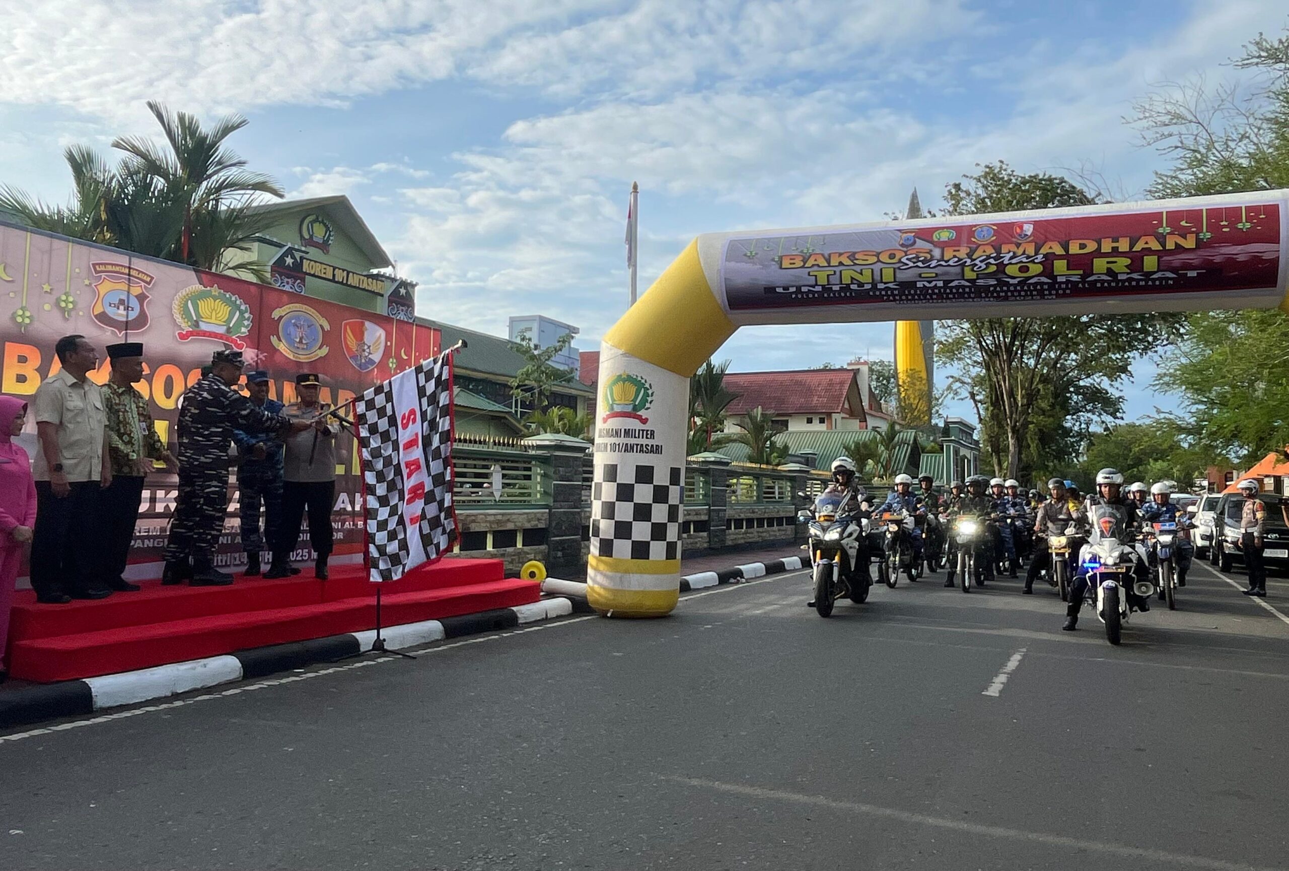 TNI-Polri Baksos Ramadan Berbagi 1.100 Paket Sembako ke Masyarakat