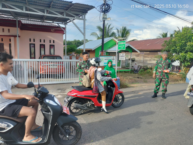 Koramil Juai dan Persit Berbagi Takjil Buka Puasa