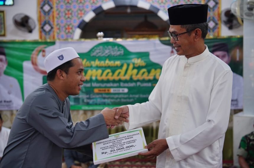 Wabup Balangan Safari Ramadan di Halong, Salurkan Bantuan Hibah Rp5,58 Miliar