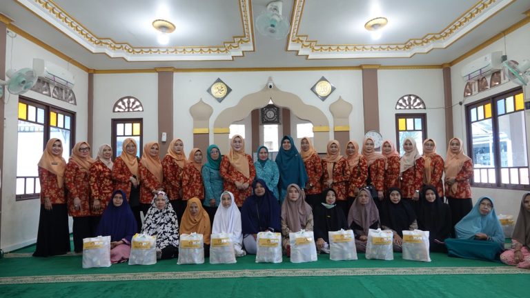 Bulan Ramadan, PKK Kalsel Berbagi Sembako ke Masyarakat