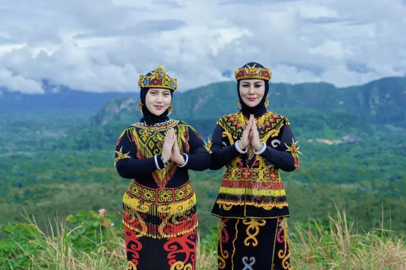 Berpakaian Dayak, Pengurus PKK HST Kenalkan Kearifan Lokal dan Wisata Alam