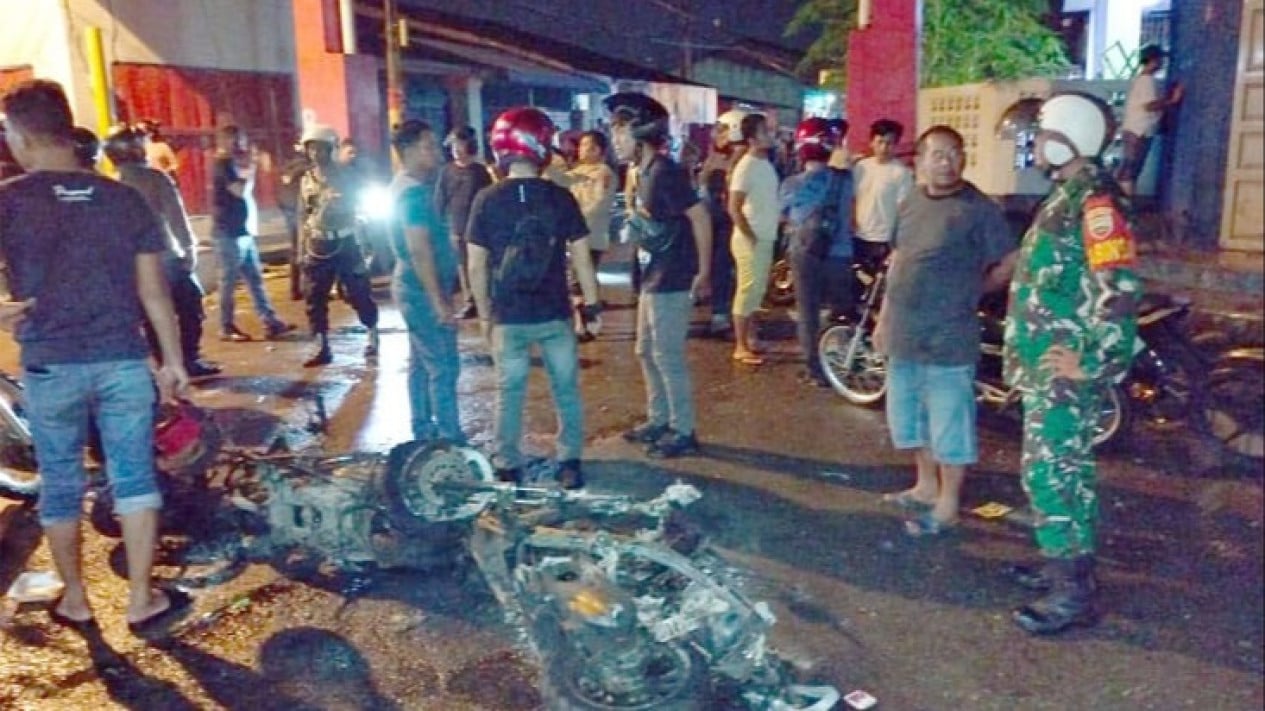 Massa Bakar Motor Polisi Saat Penggerebekan Kampung Narkoba