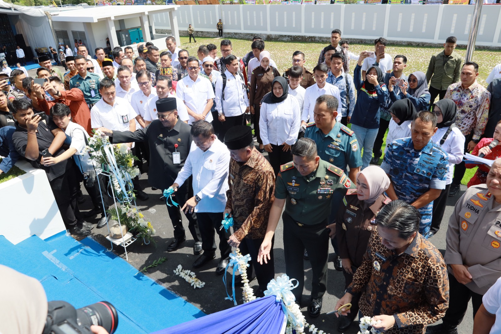 Hadir di Peresmian Gedung Binda, Bupati Batola Terima Penghargaan dari Kabin RI