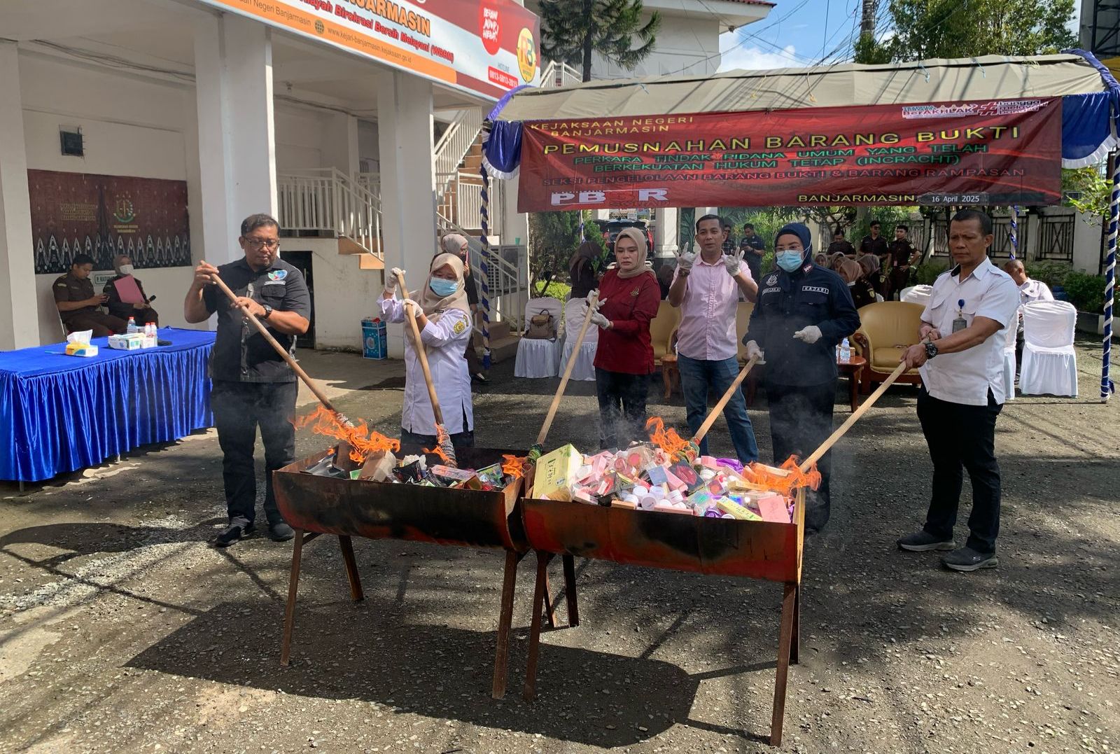 Kejari Banjarmasin Musnahkan Barbuk Narkotika Hingga Senjata Api