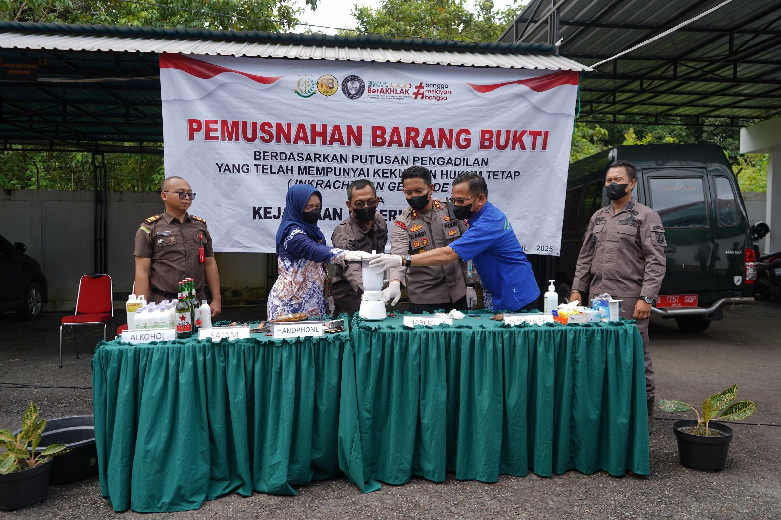 Kejari Balangan Musnahkan Barang Bukti 13 Perkara Februari-Maret 2025