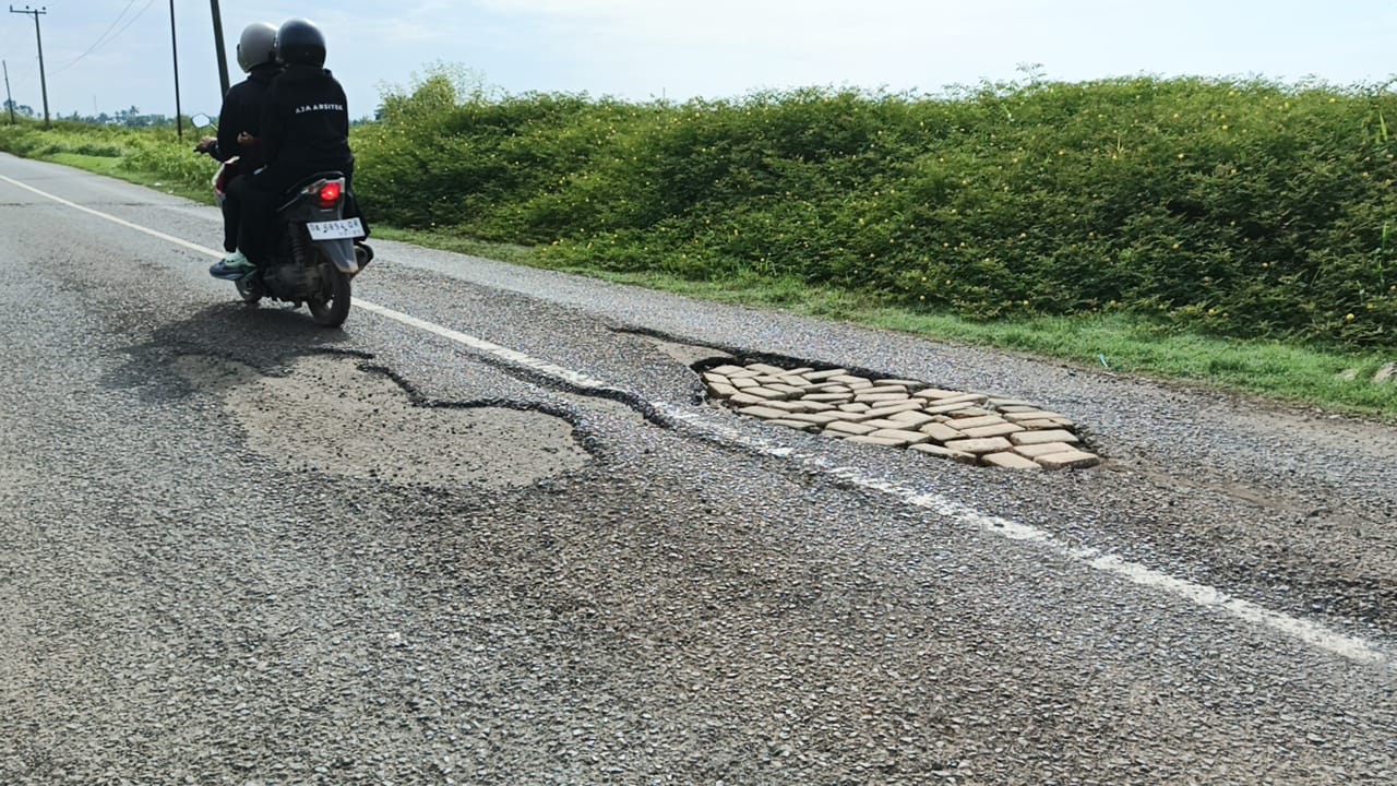 Gelap dan Berlubang, Jalan Utama Desa Keramat Ancam Keselamatan