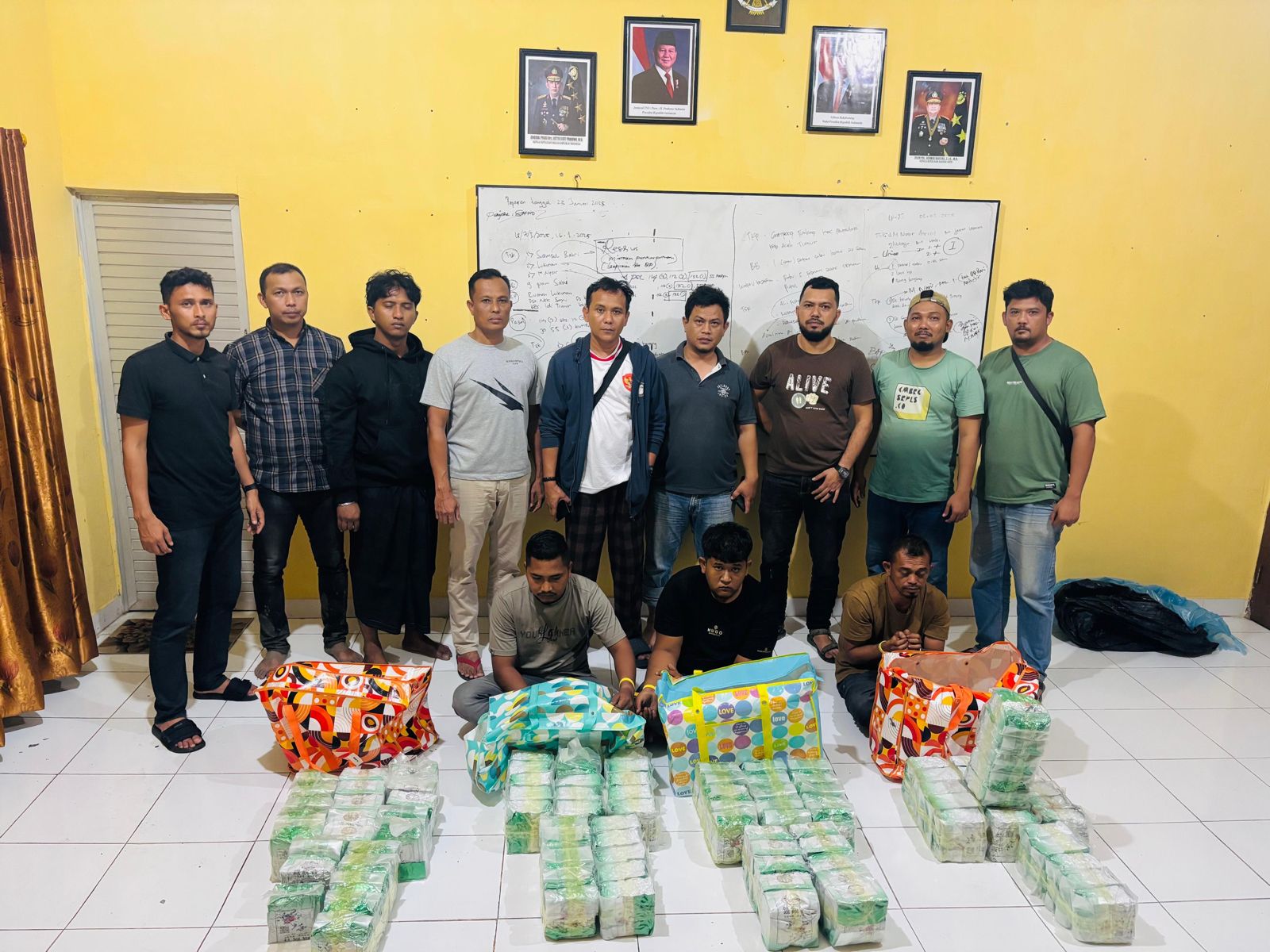 Tiga Orang Ditangkap Atas Dugaan Kepemilikan 98 Kg Sabu-sabu