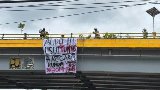 Pasang Spanduk di Flyover, LPKPB Desak Audit Proyek Rumah Dinas Wali Kota Banjarmasin Rp30 Miliar