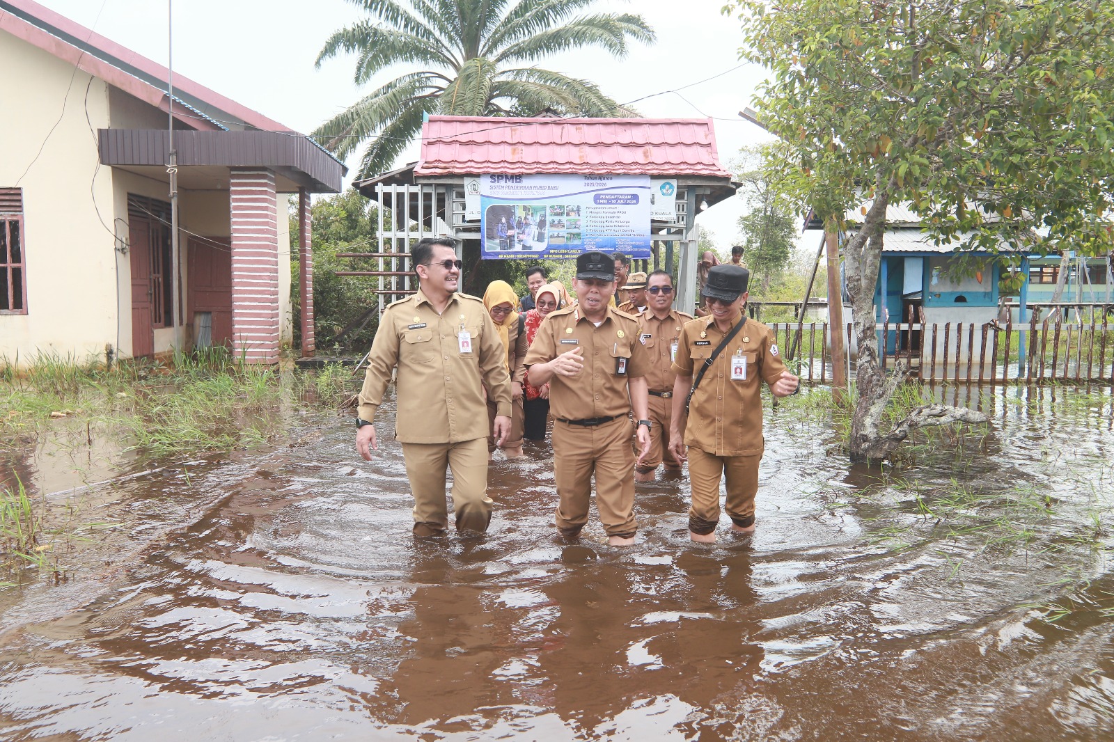 Wabup Barito Kuala Kunjungi Sekolah Terdampak Banjir di Kuripan
