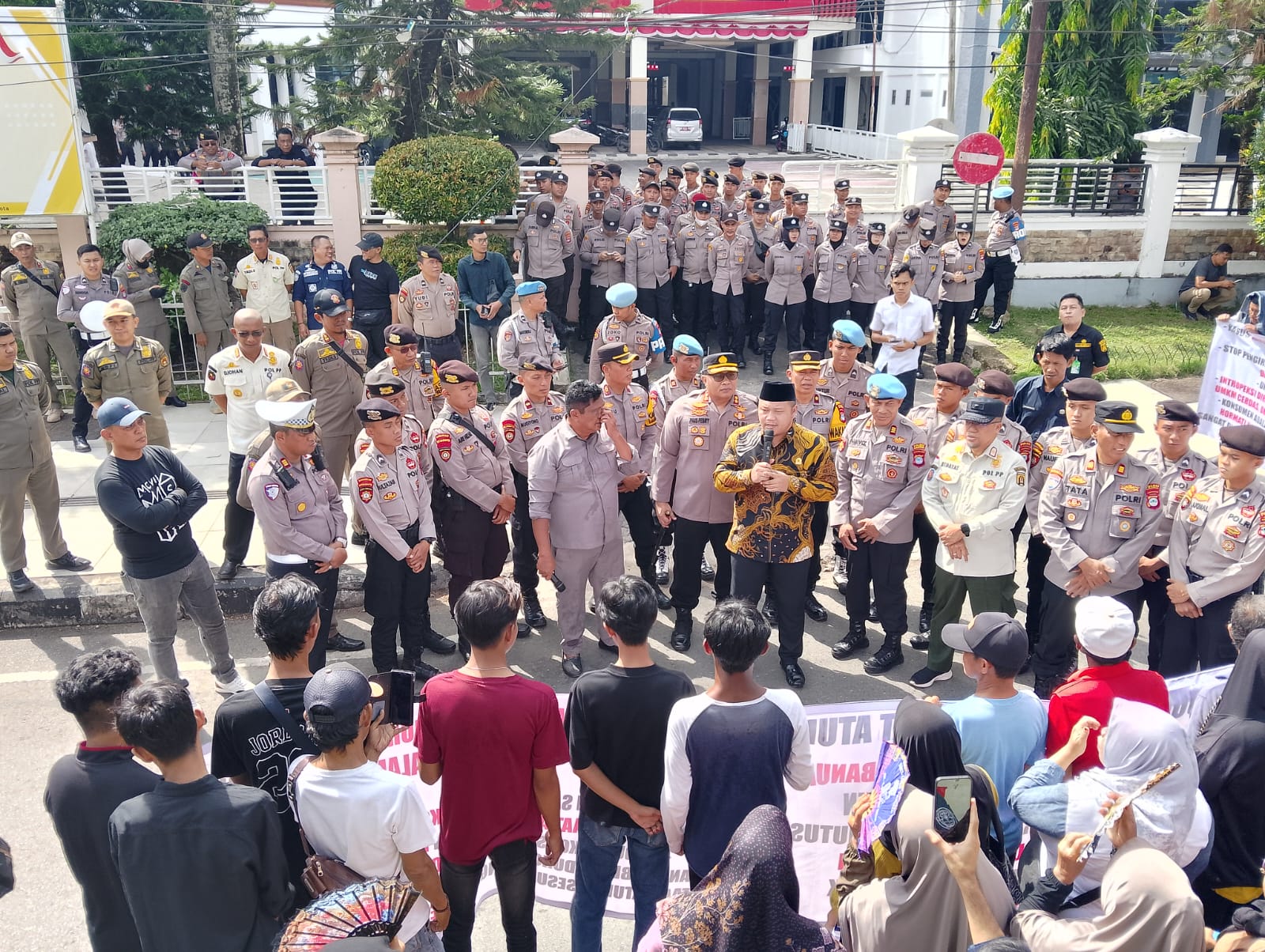 Masyarakat Banjarbaru Dukung Penegakan Hukum Toko Mama Khas Banjar