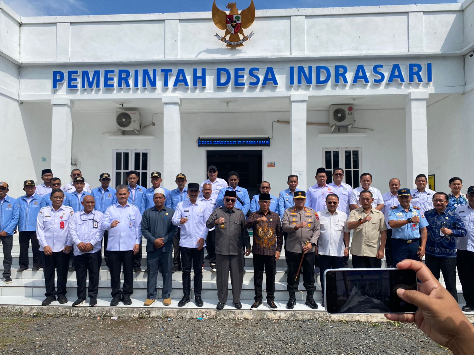 Menteri Desa Tinjau Pendirian Koperasi Merah Putih di Martapura